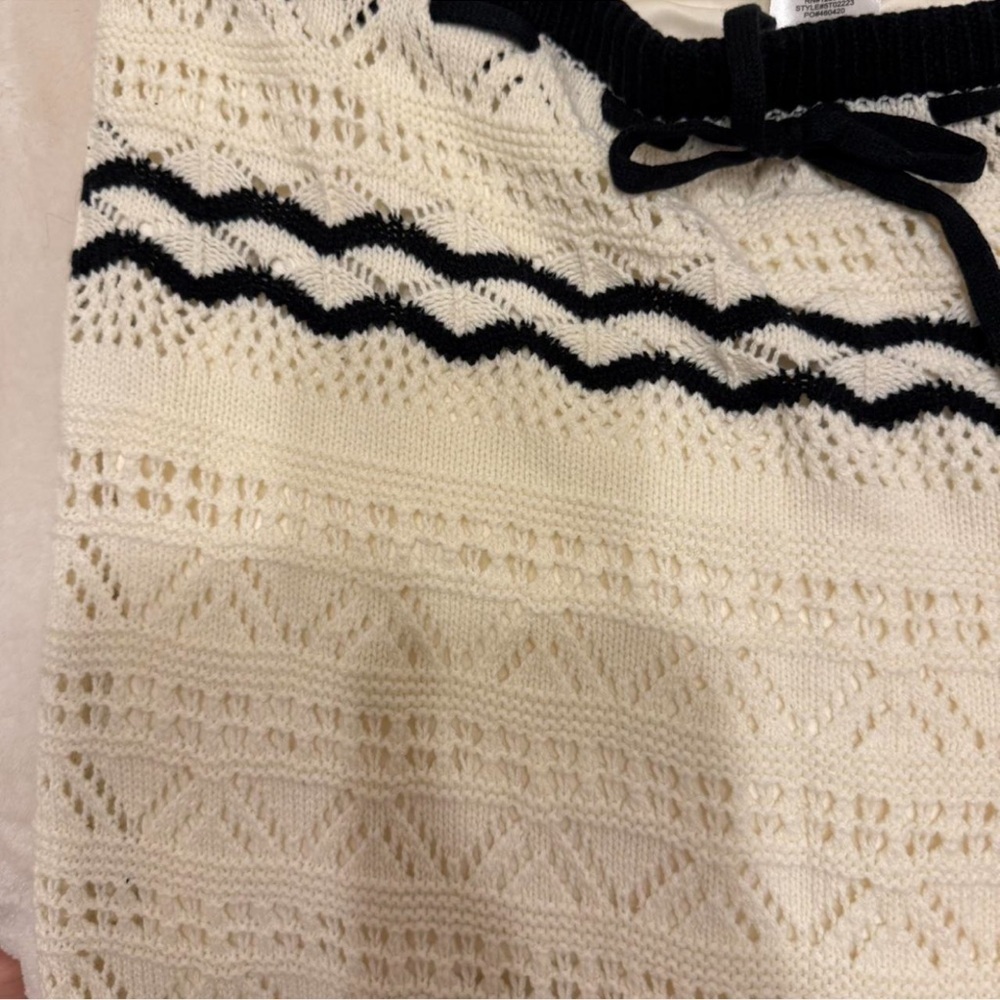 Olive & Oak Black and Cream Apparel 2 piece set - Picture 3 of 4